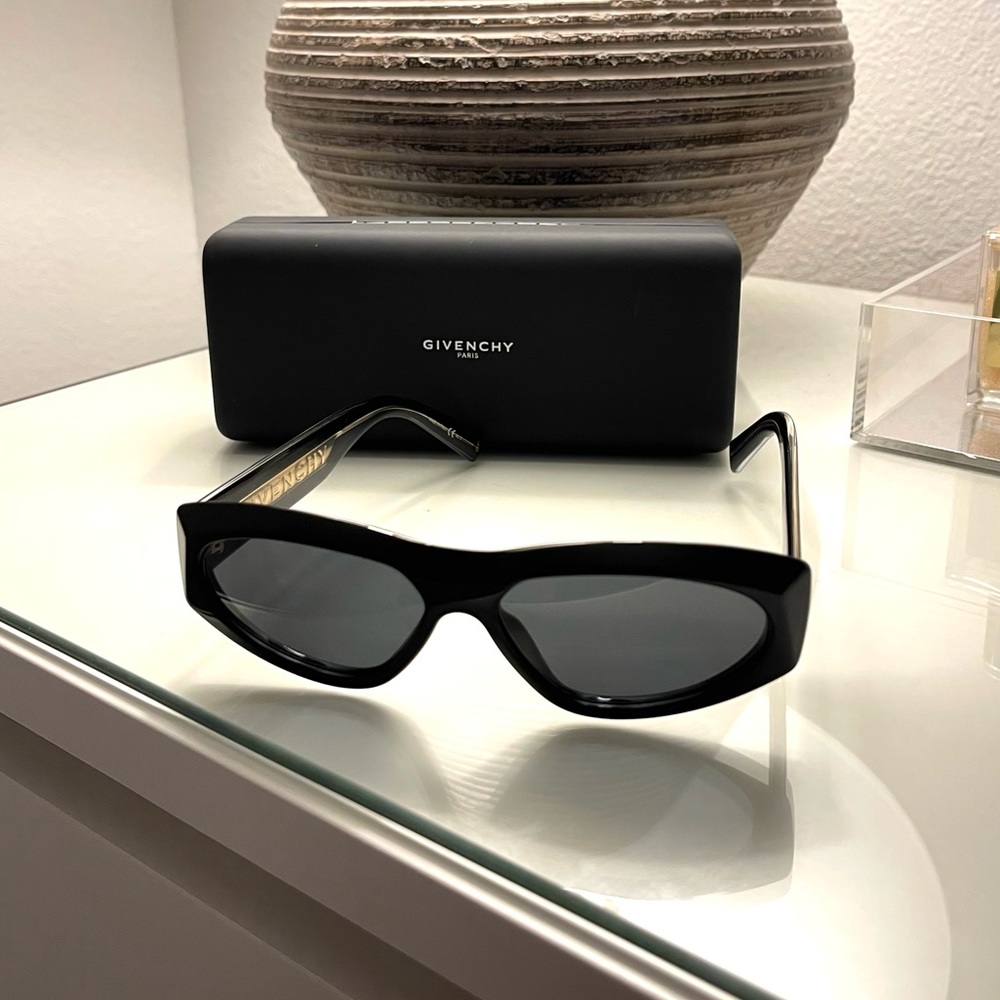 GIVENCHY BLACK/SMOKE UNISEX
SUNGLASSES GV7154/G/S